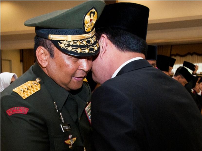 Kepala Badan Intelijen Negara (BIN) Jenderal (Purn) Budi Gunawan memberi selamat kepada Wakil Kepala BIN Letjen (Purn) Teddy Lhaksmana.
