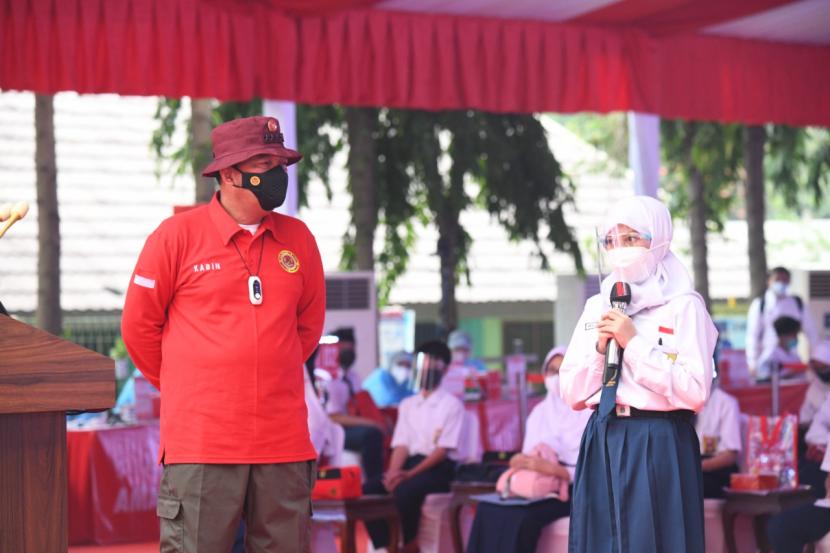 Kepala Badan Intelijen Negara (BIN), Jenderal (Purn) Budi Gunawan berdialog dengan siswa SMPN 103 Cijantung, Jakarta Timur, Rabu (14/7).