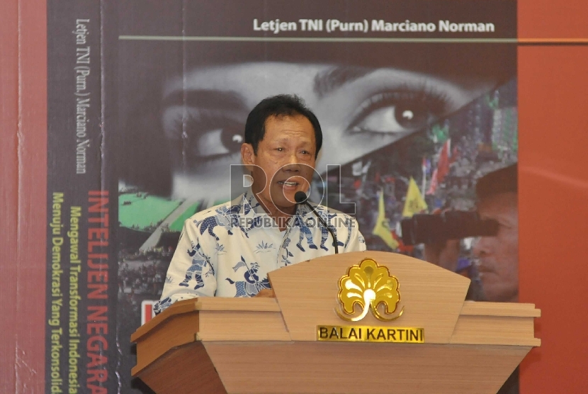 Kepala Badan Intelijen Negara (BIN) Letjen (Purn) Sutiyoso saat memberikan sambutan pada acara bedah buku Letjen TNI (Purn) Marciano Norman dengan judul 'Intelijen Negara: mengawal transformasi Indonesia menuju demokrasi yang terkonsolidasi' di Jakarta, Ka