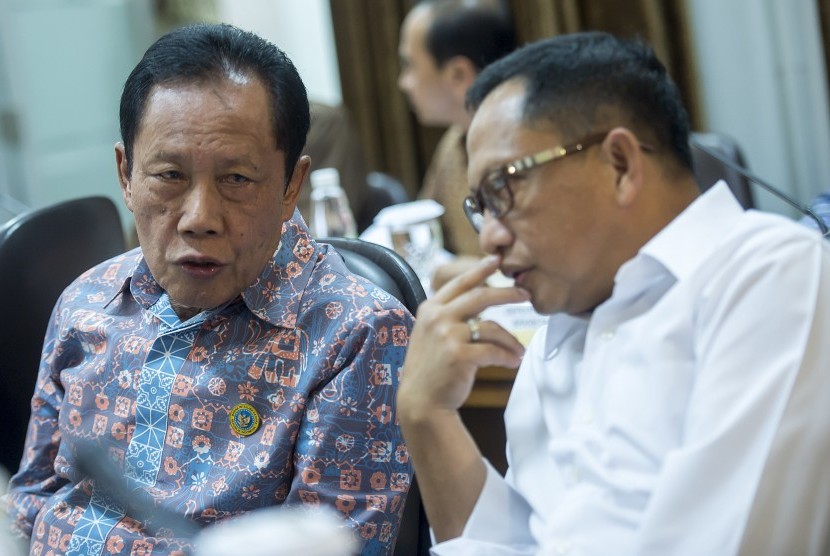 Kepala Badan Intelijen Negara (BIN) Sutiyoso (kiri) berbincang dengan Kepala Badan Nasional Penanggulangan Terorisme (BNPT) Tito Karnavian (kanan) 