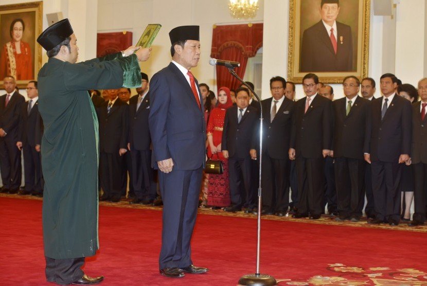 Kepala Badan Intelijen Negara (BIN) Sutiyoso mengucapkan sumpah jabatan saat dilantik oleh Presiden Joko Widodo di Istana Merdeka, Jakarta, Rabu (8/7). (Antara/Yudhi Mahatma)