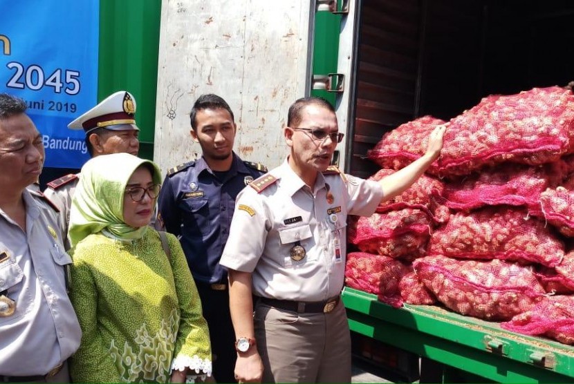 Kepala Badan Karantina Pertanian (Berantan) Ali Jamil (kanan) melepas ekspor jahe dan kopi Kabupaten Bandung