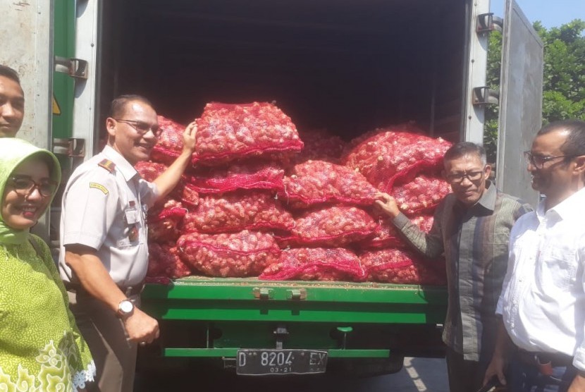 Kepala Badan Karantina Pertanian (BKP), Kementerian Pertanian (Kementan), Ali Jamil melepas ekspor pertanian Jawa Barat berupa produk Jahe 54 ton, Kopi 19 ton lebih dan makanan kering 210 ton ke Korea Selatan, Filipina dan Bangladesh di Rancaekek, Ahad (30/6).