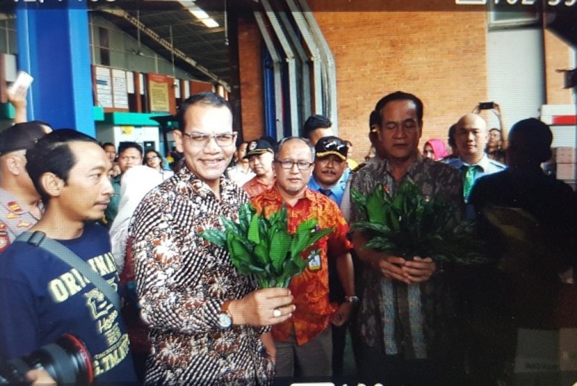 Kepala Badan Karantina Pertanian Kementan, Ali Jamil saat melepas ekspor di Gudang PT Gapura Angkasa, Garuda Indonesia, Tangerang, Banten, Jumat (6/9).