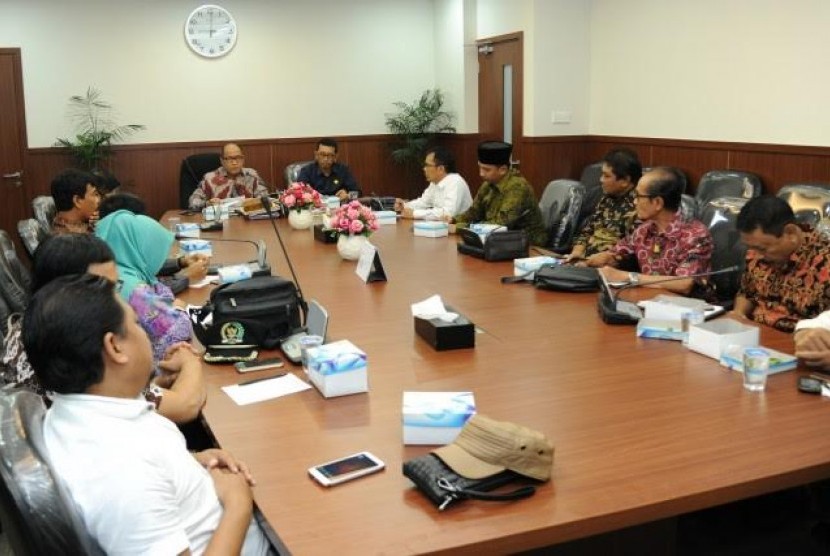Kepala Badan Keahlian DPR RI (BKD) Johnson Rajagukguk menerima kunjungan DPRD Porbolinggo di Gedung Setjen DPR RI, Senayan, Jakarta, Rabu (24/3).