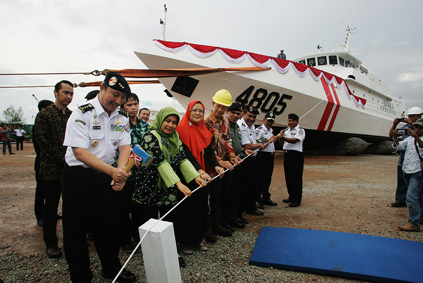 Kepala Badan Keamanan Laut (Bakamla) Laksamana Madya Maritim Mamahit (kedua kiri) meluncurkan dua Kapal Bakamla di Batam, Kepulauan Riau, Jumat (20/11).