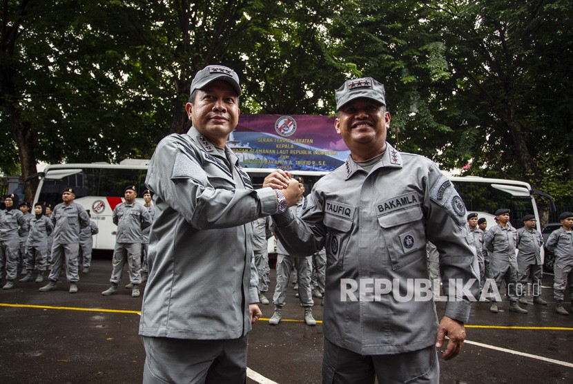 Kepala Badan Keamanan Laut (Bakamla) Laksamana Madya TNI Aan Kurnia (kiri) 