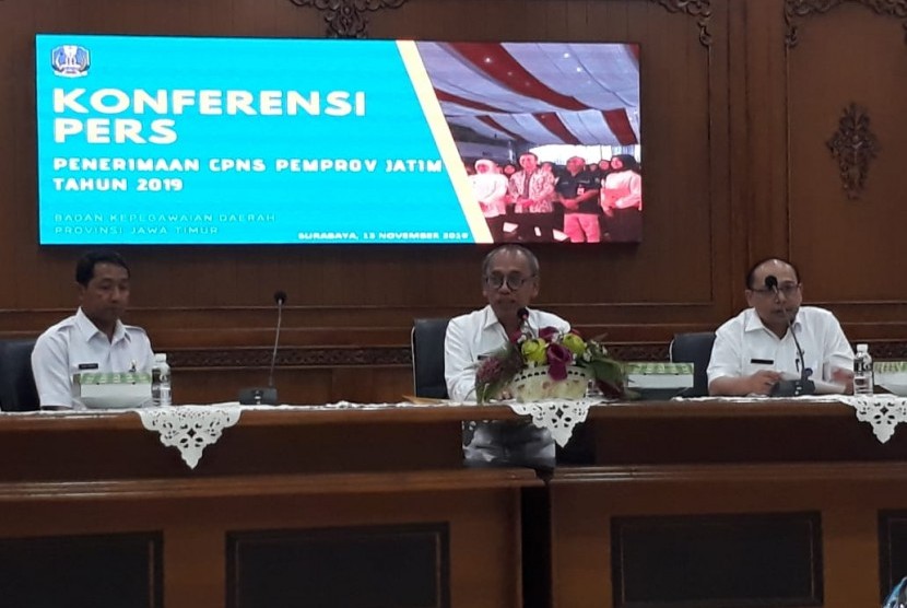 Kepala Badan Kepegawaian Daerah (BKD) Provinsi Jawa Timur Anom Suharno (tengah) menyampaikan update terkait pelamar CPNS di lingkungan Pemprof Jatim, Rabu (13/11).