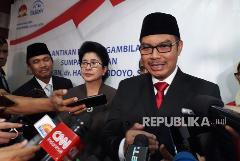  Kepala Badan Kependudukan dan Keluarga Bencana Nasional (BKKBN) Hasto  Wardoyo berbicara target, visi misi programnya usai dilantik menteri  kesehatan Nila F Moeloek, di kantornya, di Jakarta, Senin (1/7).