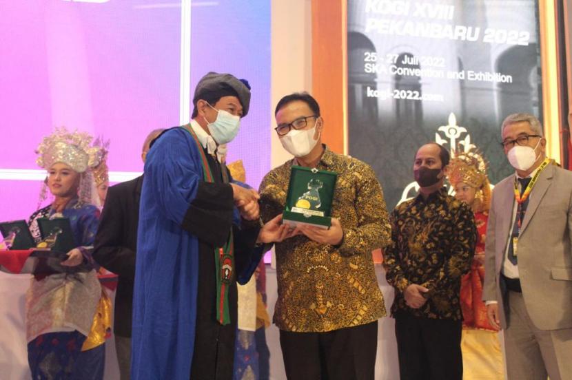 Kepala Badan Kependudukan dan Keluarga Berencana Nasional (BKKBN) Dr.(HC) dr. Hasto Wardoyo, Sp. OG (K) mendapatkan penghargaan Honorary Award dari Perkumpulan Obstetri dan Ginekologi Indonesia (POGI).