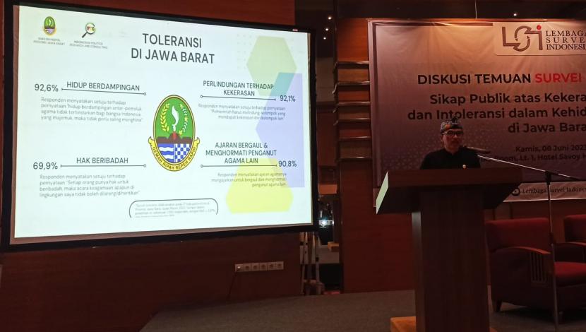 Kepala Badan Kesatuan Bangsa dan Politik (Kesbangpol) Provinsi Jawa Barat Dr Iip Hidajat tengah mempresentasikan hasil survei terkait toleransi sosial dan agama di Provinsi Jabar dalam acara LSI di Hotel Homann, Kota Bandung, Kamis (8/6/2023).