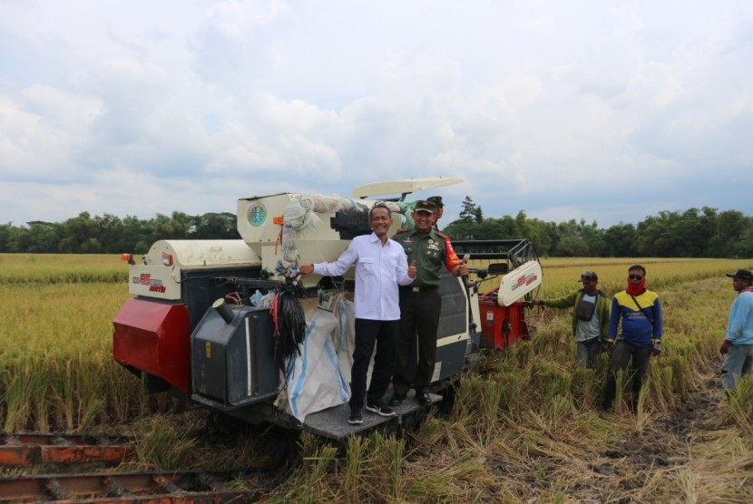 Kepala Badan Ketahanan Pangan Agung Hendriadi  (kanan) menunjukkan mesin pengolah gabah