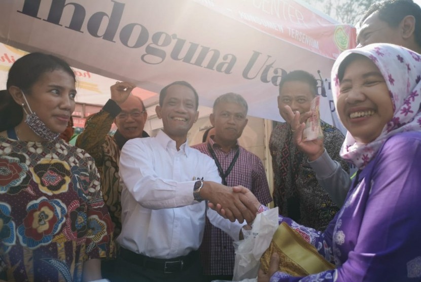 Kepala Badan Ketahanan Pangan Agung Hendriadi melayani pembeli di Toko Tani Indonesia wilayah Bogor