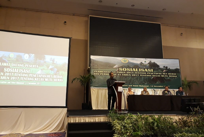 Kepala Badan Ketahanan Pangan Agung Hendriadi menjelaskan pentingnya Harga Eceran Tertinggi (HET) dalam menjaga stabilisasi harga pangan dalam acara sosialisasi HET di Grand Clarion Hotel Makassar, Selasa (14/11).