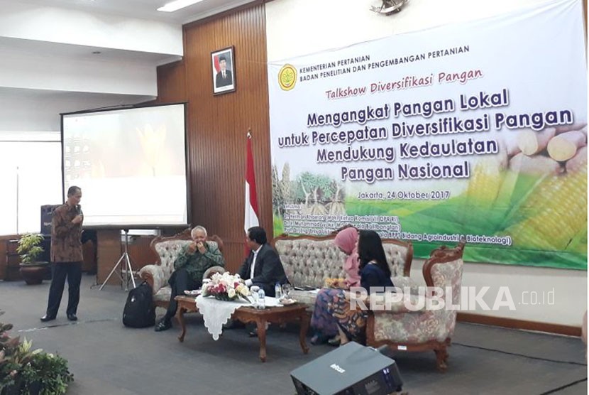 Kepala Badan Ketahanan Pangan Agung Hendriadi menjelaskan program pemerintah mewujudkan diversifikasi pangan 2018 pada acara talkshow diversifikasi pangan di Badan Penelitian dan Pengembangan, Selasa (24/10).