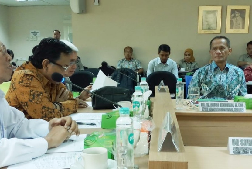 Kepala Badan Ketahanan Pangan Agung Hendriadi (tengah) sedang mendengarkan pemaparan pelaku industri pangan di Jakarta