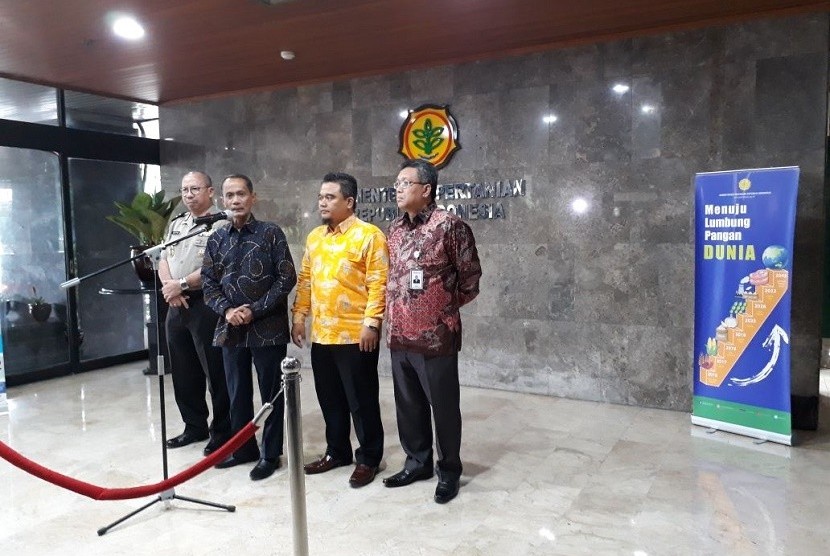 Kepala Badan Ketahanan Pangan (BKP) Agung Hendriadi (tengah) bersama Ketua Satgas Pangan Setyo Wasisto (kiri), Direktur Pengawasan Kemitraan KPPU Dedy Sani Ardi dan Direktur SDM dan Umum Bulog Febrianto menyampaikan kondisi stok pangan jelang Natal dan Tahun Baru di Gedung Kementerian Pertanian, Kamis (7/12).