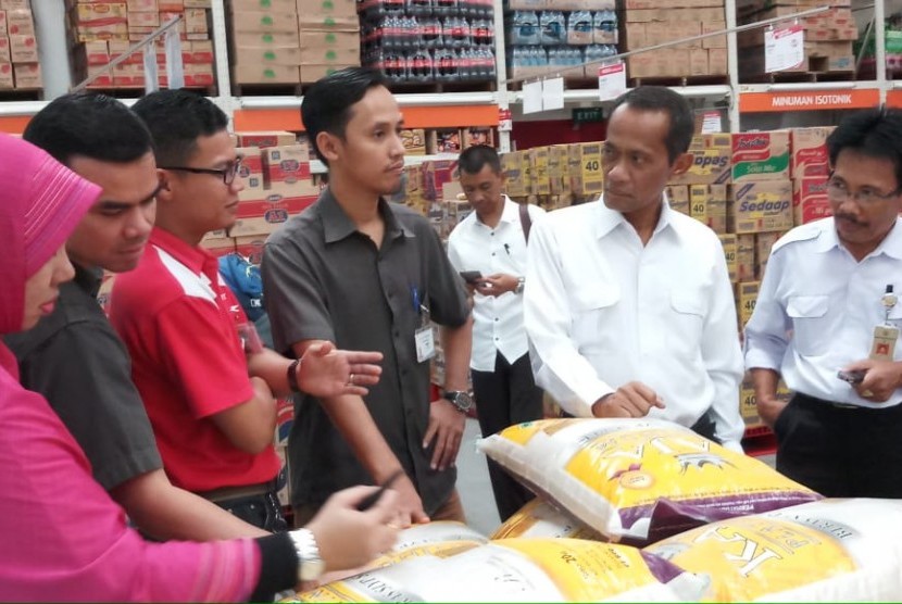 Kepala Badan Ketahanan Pangan (BKP) Kementerian Pertanian (Kementan) Agung Hendriadi saat mengecek ketersediaan dan harga pangan di Palembang, Sumatra Selatan, Rabu (23/5).