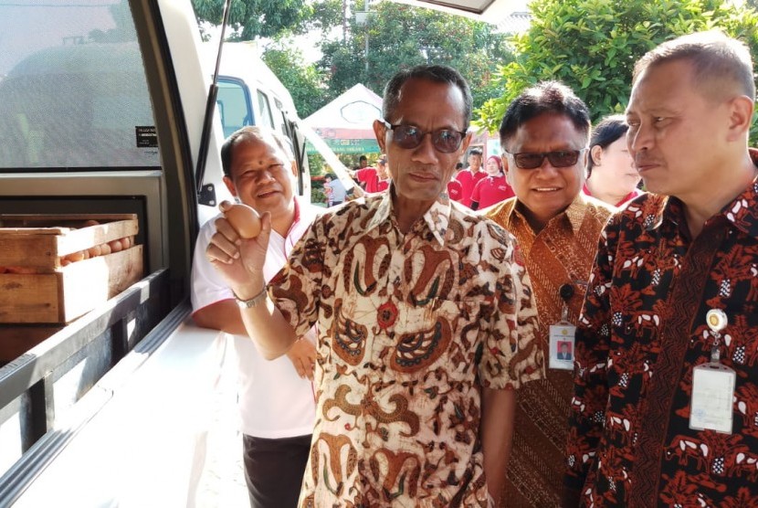 Kepala Badan Ketahanan Pangan (BKP) Kementerian Pertanian (Kementan) Agung Hendriadi saat melepas 11 mobil berisi telur untuk didistribusikan ke 11 lokasi di DKI Jakarta, Jumat (28/12).