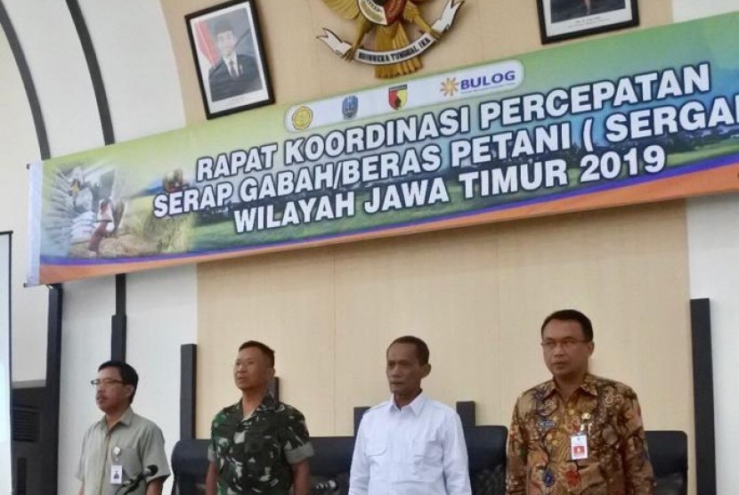 Kepala Badan Ketahanan Pangan (BKP) Kementerian Pertanian (Kementan), Agung Hendriadi dalam Rapat Koordinasi Serapan Gabah (Sergap) Petani di Kantor Divisi Regional Perum BULOG Jawa Timur-Surabaya, Selasa (22/01).  