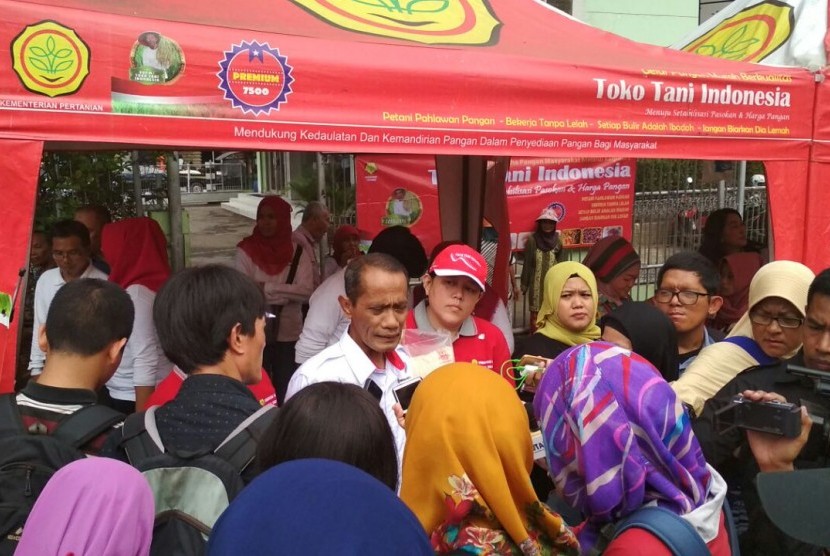 Kepala Badan Ketahanan Pangan Kementan Agung Hendriadi saat meninjau Toko Tani Indonesia di lokasi bazar pangan murah di Jakarta, Kamis (30/5).