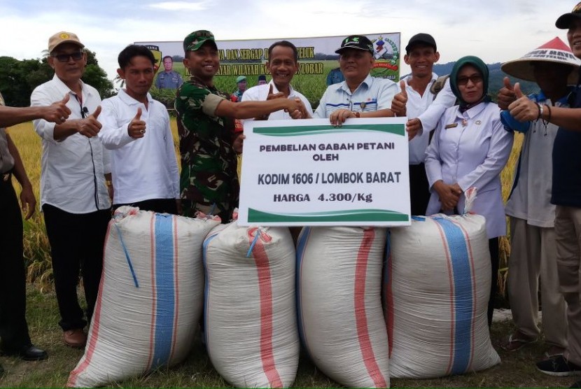 Kepala Badan Ketahanan Pangan Kementerian Pertanian, Agung Hendriadi, berfoto bersama usai menginisiasi transaksi pembelian gabah di tiga lokasi di Provinsi Nusa Tenggara Barat (NTB), Rabu (7/3).