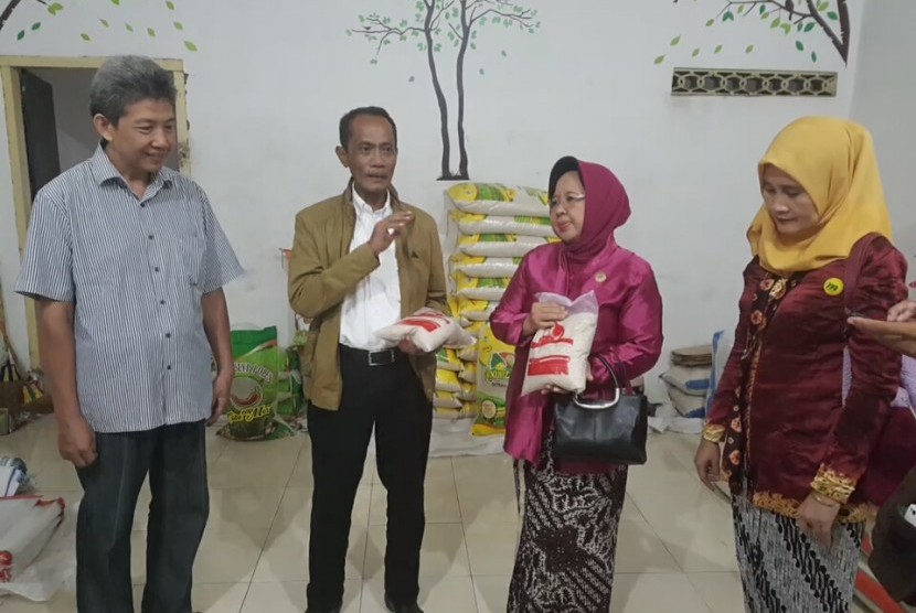 Kepala Badan Ketahanan Pangan Kementerian Pertanian, Agung Hendriadi (kedua dari kiri) menjelaskan tentang mekanisme pasokan beras ke Toko Tani Indonesia (TTI) saat berkunjung ke Yogyakarta, Kamis (23/11).
