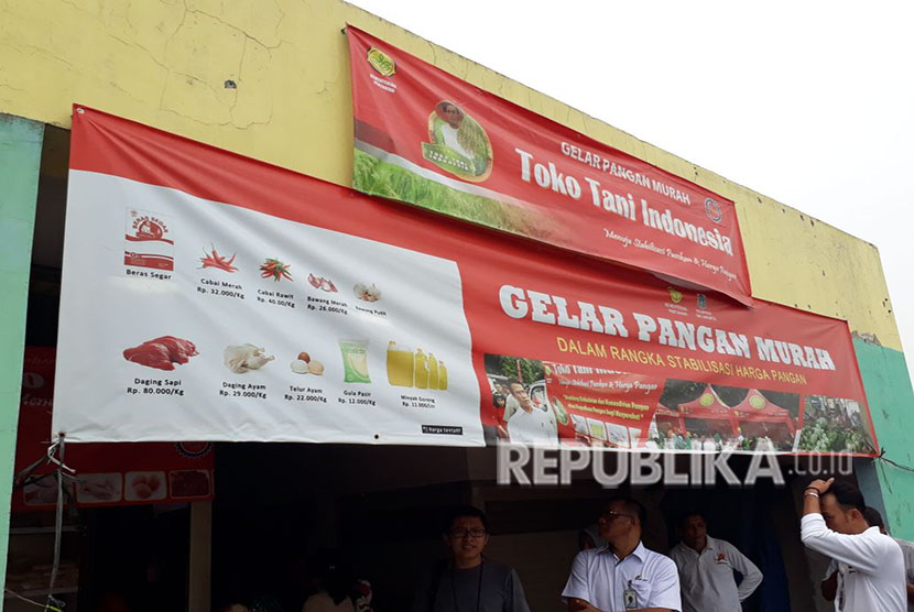 Kepala Badan Ketahanan Pangan Kementerian Pertanian Agung Hendriadi mengecek penjualan pangan murah di Pasar Klender, Rabu (16/5)