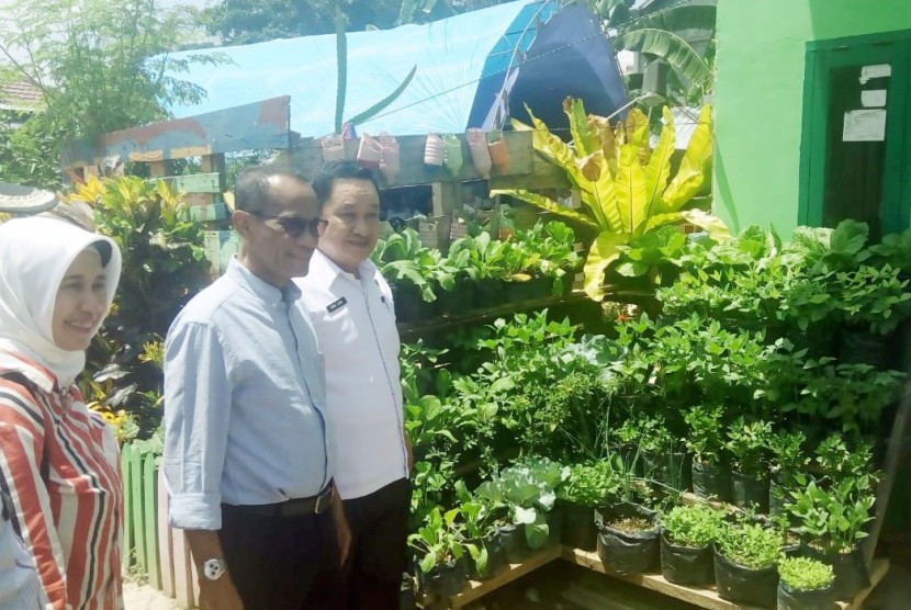 Kepala Badan Ketahanan Pangan Kementerian Pertanian (BKP Kementan) Agung Hendriadi saat mengunjungi KWT Mekar Lestari di Kelurahan Anaiwoi,  Kecamatan Kadia Kota Kendari Sulawesi Tenggara. 
