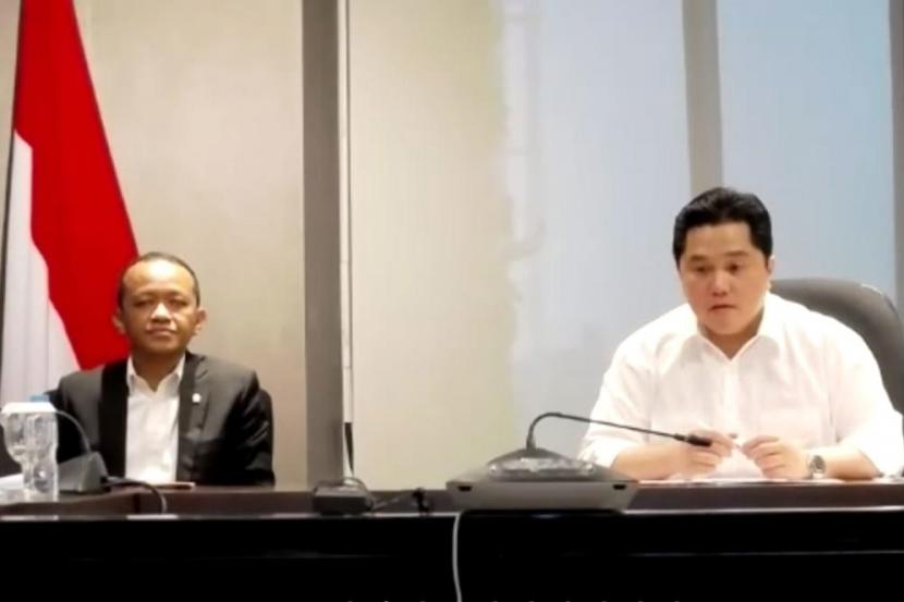 Kepala Badan Koordinasi Penanaman Modal (BKPM) Bahlil Lahadalia (kiri) dan Menteri BUMN Erick Thohir (kanan) menandatangani nota kesepahaman dalam konferensi digital di Jakarta, Senin (30/3). Erick menyatakan akan berkoordinasi dengan menteri keuangan terkait proyek BUMN.