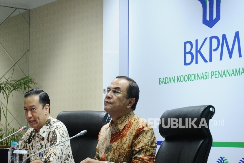  Kepala Badan Koordinasi Penanaman Modal (BKPM) Thomas Lembong (kiri), Deputi Pengendalian Pelaksanaan Penanaman Modal Azhar Lubis berbicara saat konferensi pers kinerja BKPM di Jakarta, Rabu (25\1)