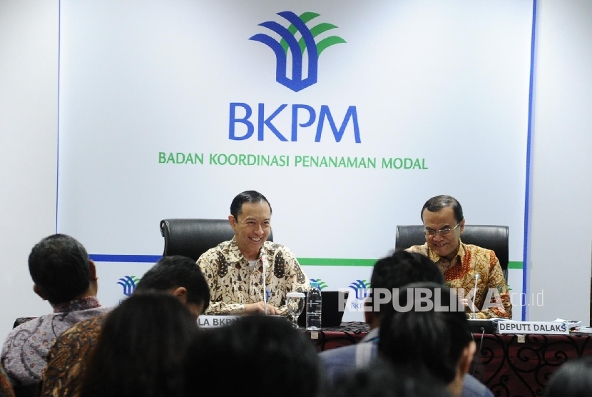  Kepala Badan Koordinasi Penanaman Modal (BKPM) Thomas Lembong (kiri), Deputi Pengendalian Pelaksanaan Penanaman Modal Azhar Lubis berbicara saat konferensi pers kinerja BKPM di Jakarta, Rabu (25\1)