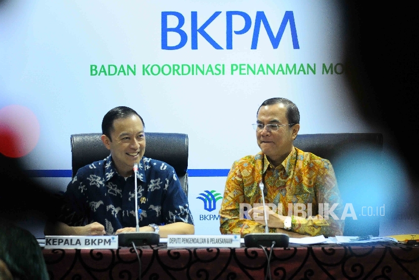 Kepala Badan Koordinasi Penanaman Modal (BKPM) Thomas Lembong (kiri) bersama Deputi Bidang Pelaksanaan Penanaman Modal BKPM Azar Lubis menyampaikn realisasi investasi kuartal III di Gedung BKPM, Jakarta, Kamis (27/10). 