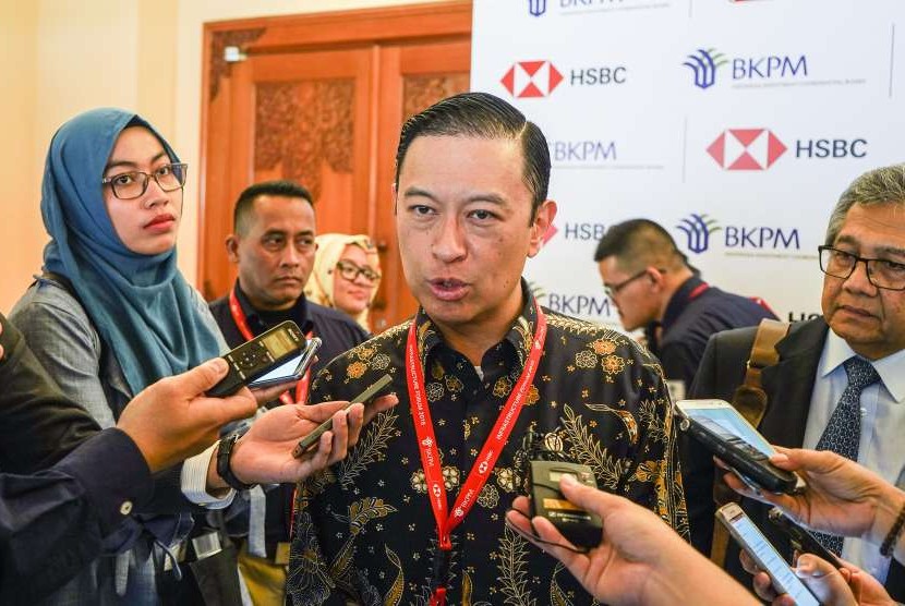 Kepala Badan Koordinasi Penanaman Modal (BKPM) Thomas Lembong (tengah) menjawab pertanyaan awak media usai mengikuti BKPM - HSBC Infrastructure Forum pada rangkaian Pertemuan Tahunan IMF - World Bank Group 2018 di Nusa Dua, Bali, Kamis (11/10). 