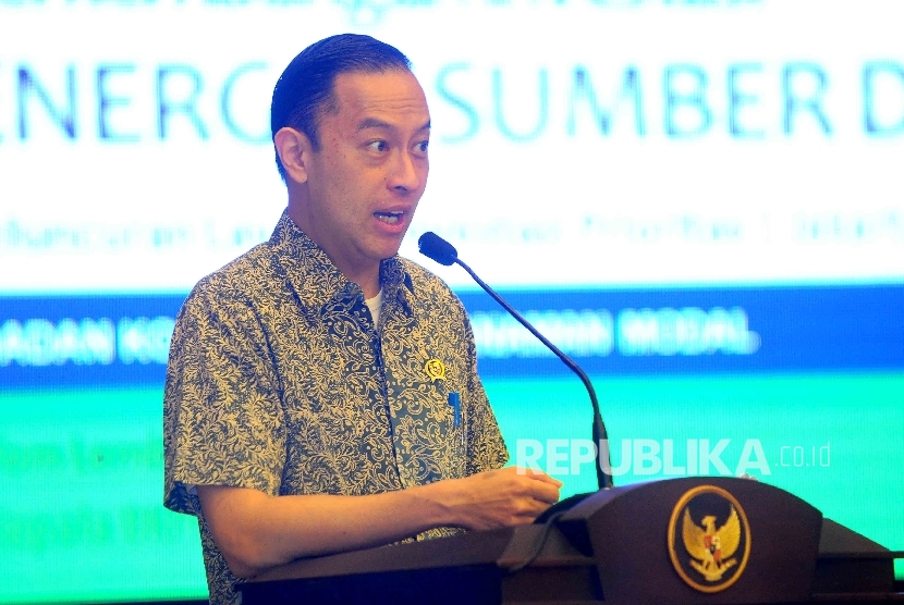 Kepala Badan Koordinat Penanaman Modal (BKPM) Thomas Lembong memberikan sambutannya saat meresmikan layanan investasi tiga jam sektor ESDM di Gedung BKPM, Jakarta, Senin (30/1).