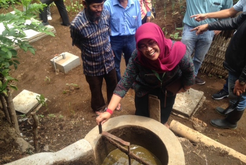 Kepala Badan Lingkungan Hidup Malang Tridiyah Maestuti sedang melakukan inspeksi di lokasi penerima biogas.