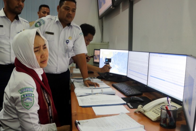 Kepala Badan Meteorologi, Klimatologi dan Geofisika (BMKG) Dwikorita Karnawati (kiri) meninjau peralatan pemantauan gempa bumi di Stasiun Geofisika Ambon, Maluku.