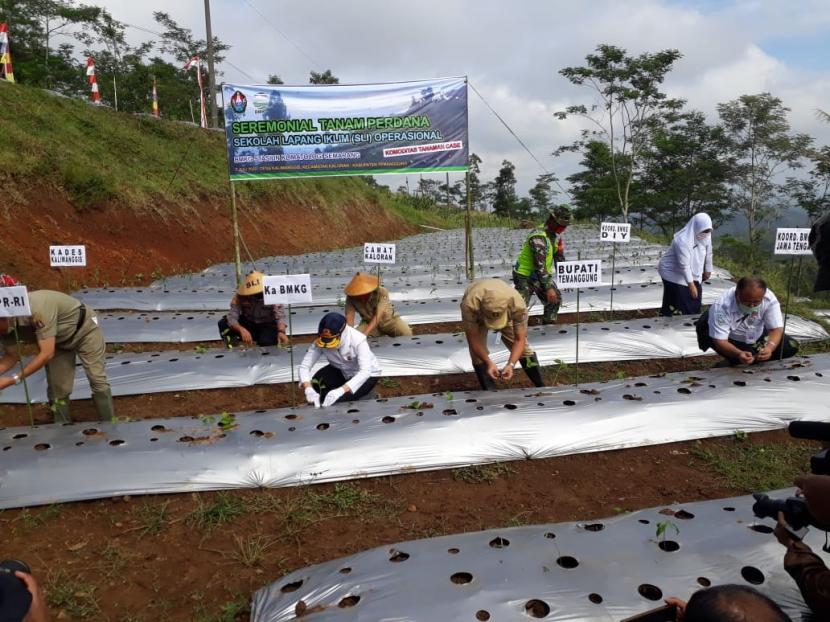 Kepala Badan Meteorologi, Klimatologi, dan Geofisika (BMKG), Dwikorita Karnawati dalam acara Seremonial Perdana Sekolah Lapang Iklim (SLI) Operasional di Desa Kalimanggis, Temanggung, Jawa Tengah, (ilustrasi).