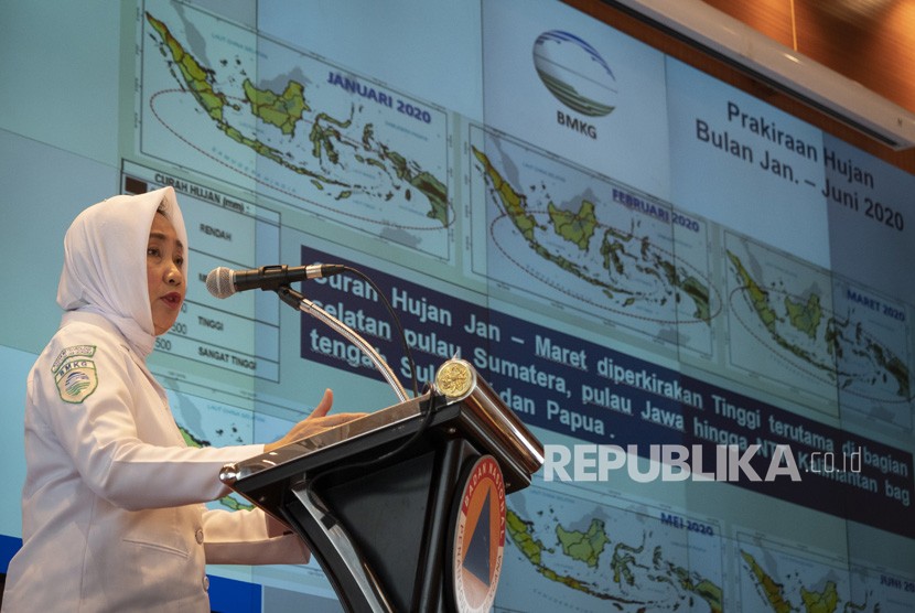Kepala Badan Meteorologi, Klimatologi dan Geofisika (BMKG) Dwikorita Karnawati menyampaikan paparan dalam Refleksi Bencana 2019 dan Proyeksi Bencana 2020 di Kantor Badan Nasional Penanggulangan Bencana (BNPB), Jakarta, Senin (30/12/2019).