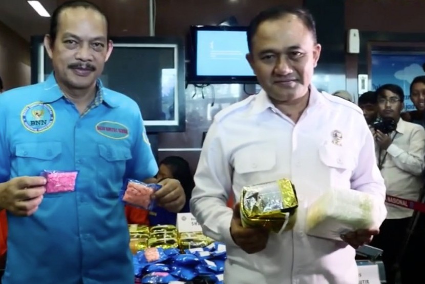 Kepala Badan Narkotika Nasional (BNN) Heru Winarko (kanan)