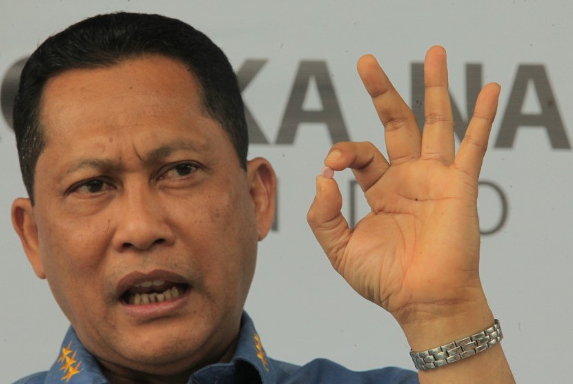 Kepala Badan Narkotika Nasional (BNN) Komisaris Jenderal Polisi Budi Waseso menunjukan barang bukti Narkoba saat gelar perkara di halaman kantor BNN, Jakarta, Kamis (9/11). 