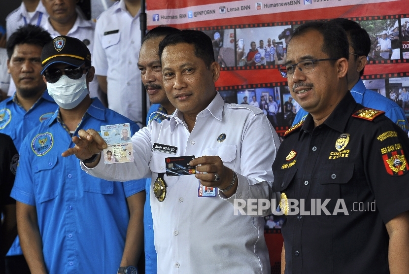 Budi Waseso, head of the National Narcotics Agency (BNN), shows identity of Malaysian nationals who smuggle drugs to Indonesia, at Jakarta, Wednesday (August 23).