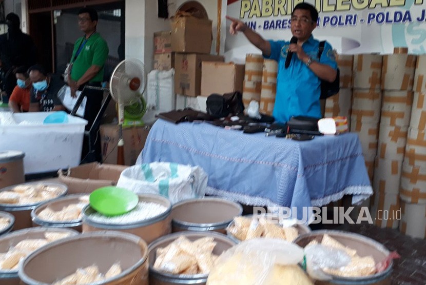 BNN chief Commissioner General Budi Waseso explains the raid of 13 million paracetamol caffein carisoprodol (PCC) pills from a rented house that had functioned as a factory to produce the drugs on Halmahera Raya Street in Semarang, on Monday.