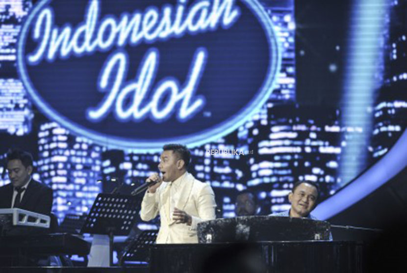 Kepala Badan Narkotika Nasional (BNN) Komjen Pol Heru Winarko (kanan) tampil bersama penyanyi Judika pada malam puncak Indonesian Idol 2018 di Jakarta, beberapa waktu lalu.