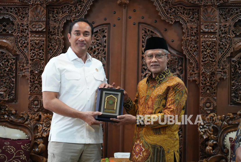 Kepala Badan Narkotika Nasional (BNN) Komjen (Polisi) Suyudi Ario Seto (kiri) bersama dengan Ketua Umum PP Muhammadiyah Prof Haedar Nashir di Kantor Pimpinan Pusat Muhammadiyah, Jakarta, Rabu (22/10/2025).