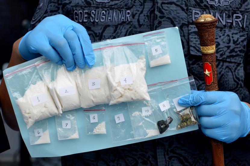 Direktorat Reserse Narkoba Polda Metro Jaya mengungkap modus pelaku penyelundupan biji kokain ke luar negeri menggunakan boneka jari sebagai kamuflase pengiriman.