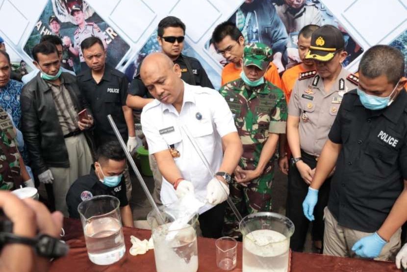 Kepala Badan Narkotika Nasional Provinsi (BNNP) Jabar Brigjen Pol Sufyan Syarif saat memusnahkan barang bukti sabu di Mapolrestabes Bandung, Kamis (30/8).