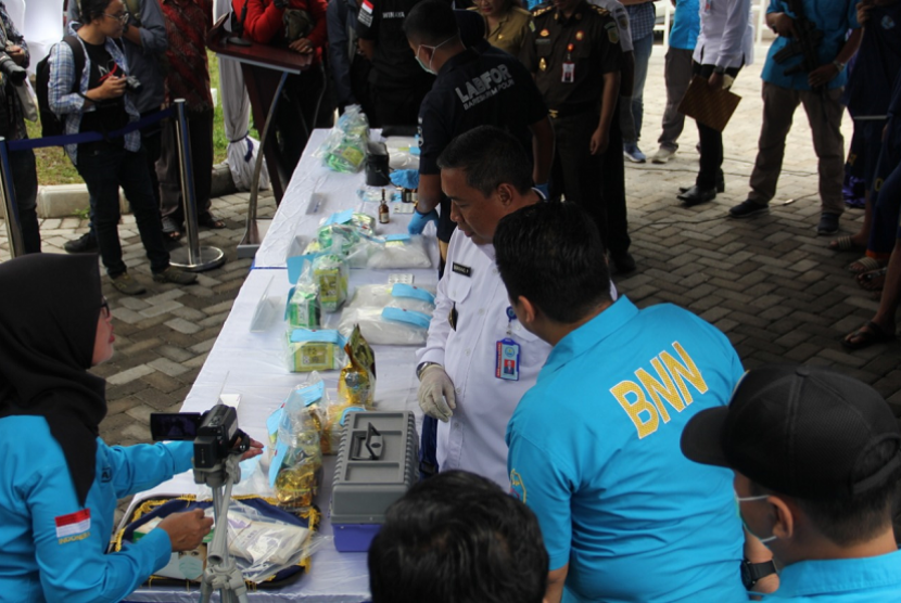 Kepala Badan Narkotika Nasional Provinsi Jawa Timur (BNNP Jatim) Brigjen Pol Bambang Priyambadha (baju putih) memimpin pemusnahan barang bukti narkotika jenis sabu di Kantor BNNP Jatim, Jalamln Sukomanunggal Nomor 55-56, Surabaya, Senin (1/4).