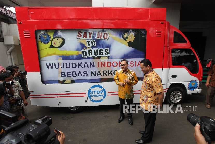  Ketua MPR, Zulkifli Hasan, memberikan pidato sambutannya saat melakukan kunjungan di Badan Nasional Narkotika (BNN), Jakarta, Jumat (4/3). (Republika/Rakhmawaty La'Lang)