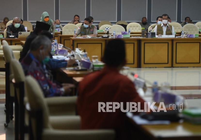 Kepala Badan Nasional Penanggulangan Bencana (BNPB) Doni Monardo (kanan) mengikuti rapat kerja dengan Komisi VIII DPR di Kompleks Parlemen, Senayan, Jakarta, Kamis (3/9/2020). Rapat itu membahas RKA K/L tahun 2021.